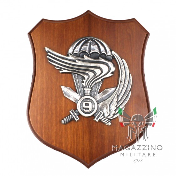 Crest Militare 9° Battaglione Paracadutisti Col Moschin Base in Legno e Logo in Metallo Misure 17 cm x 23 cm