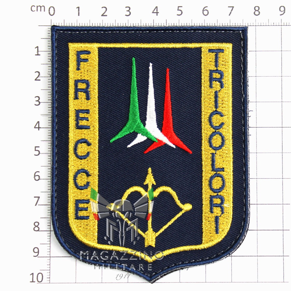 Patch ricamata Frecce Tricolori, misura 75x100 mm, dotata di velcro sul retro per un fissaggio rapido e sicuro.
(324)