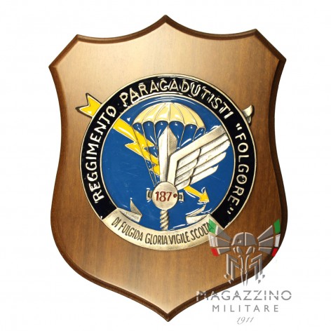 Crest militare ufficiale del 187° Reggimento Paracadutisti Folgore con base in legno e fregio in ottone smaltato, Made in Italy