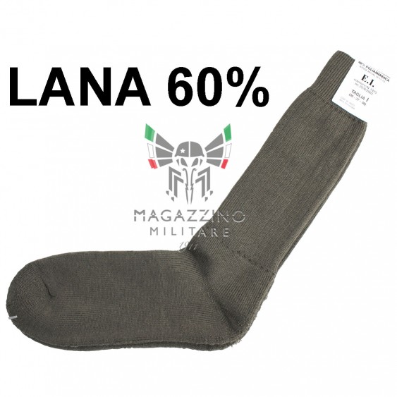 Folded long military socks in army green, with a composition of 60% wool and 40% polyamide.