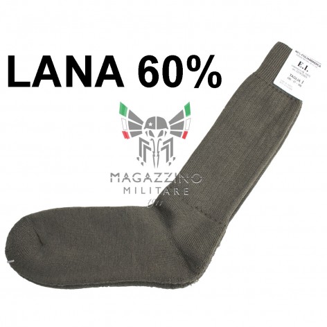Folded long military socks in army green, with a composition of 60% wool and 40% polyamide.