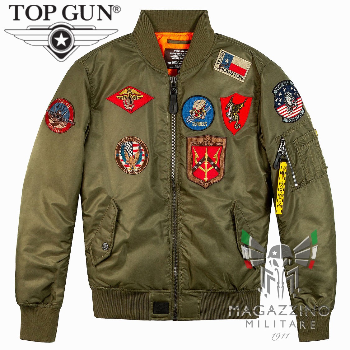 Giacca bomber TOP GUN® MA-1 VERDE militare con toppe ricamate, esposta frontalmente. Giacca bomber TOP GUN® MA-1 VERDE militare con toppe ricamate, esposta frontalmente.